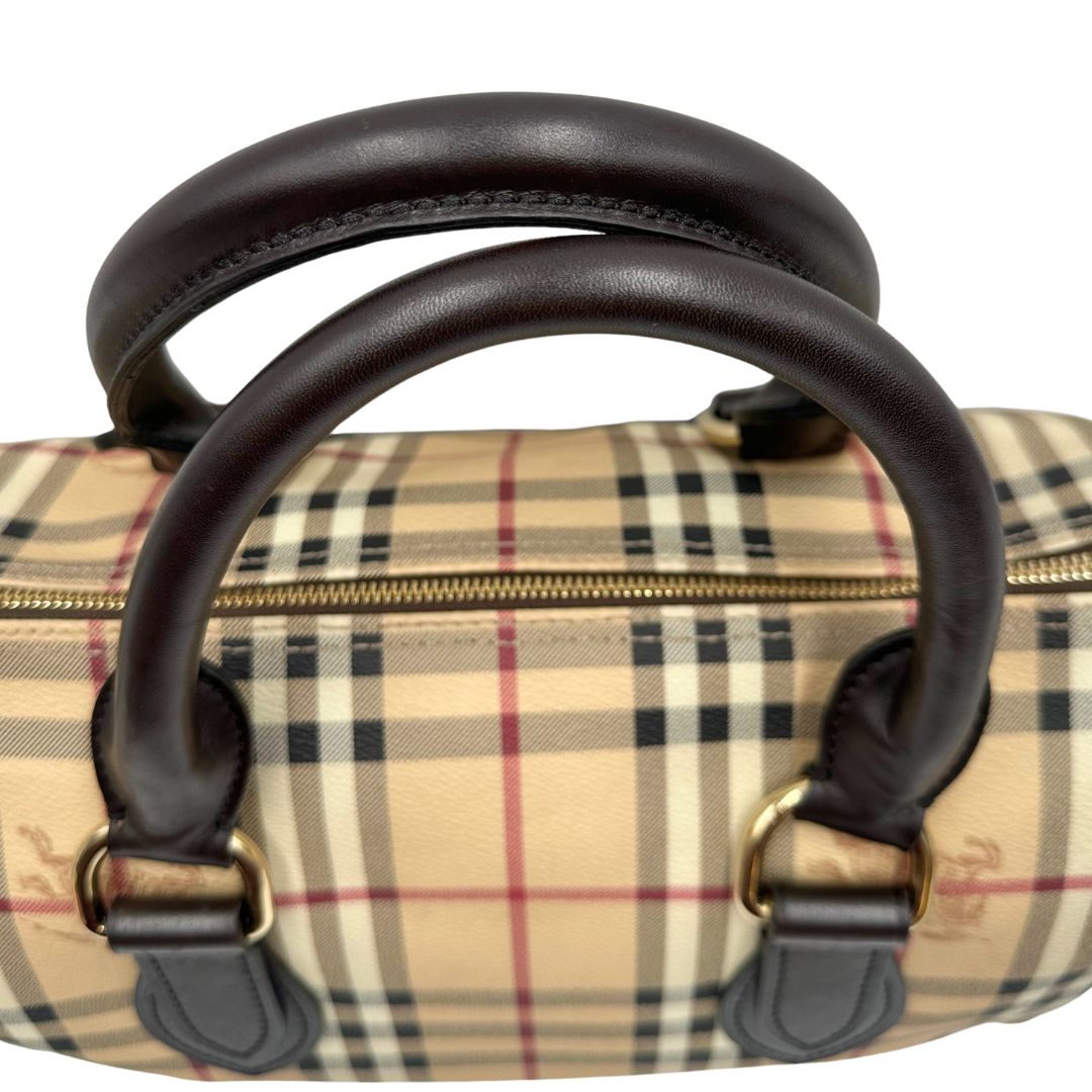 Manici di un bauletto Burberry in canvas tartan e finiture in pelle testa di moro, usato, originale, second hand, in ottime condizioni.