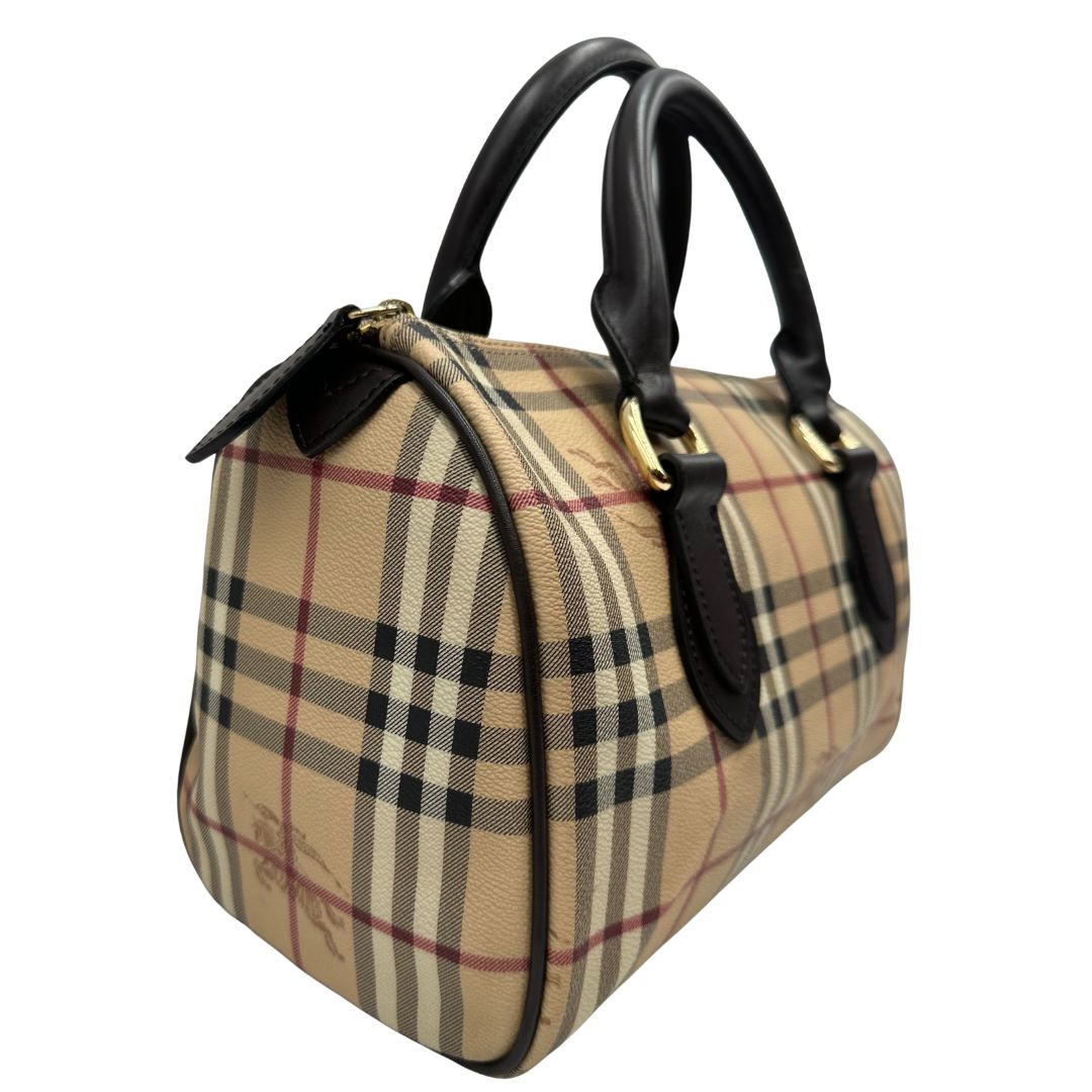Laterale sinistro di un bauletto Burberry in canvas tartan e finiture in pelle testa di moro, usato, originale, second hand, in ottime condizioni.