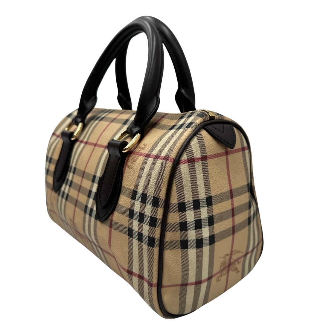 Laterale destro di un bauletto Burberry in canvas tartan e finiture in pelle testa di moro, usato, originale, second hand, in ottime condizioni.