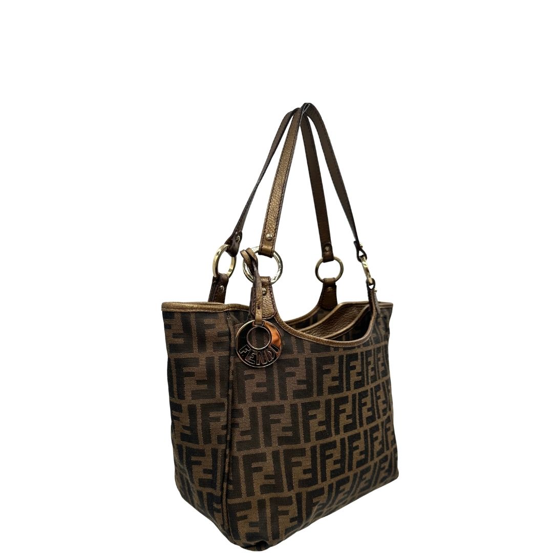 lato Shopper Fendi in tessuto trama Zucca e finiture in pelle color bronzo, di lusso, originale, ottime condizioni, usata. 