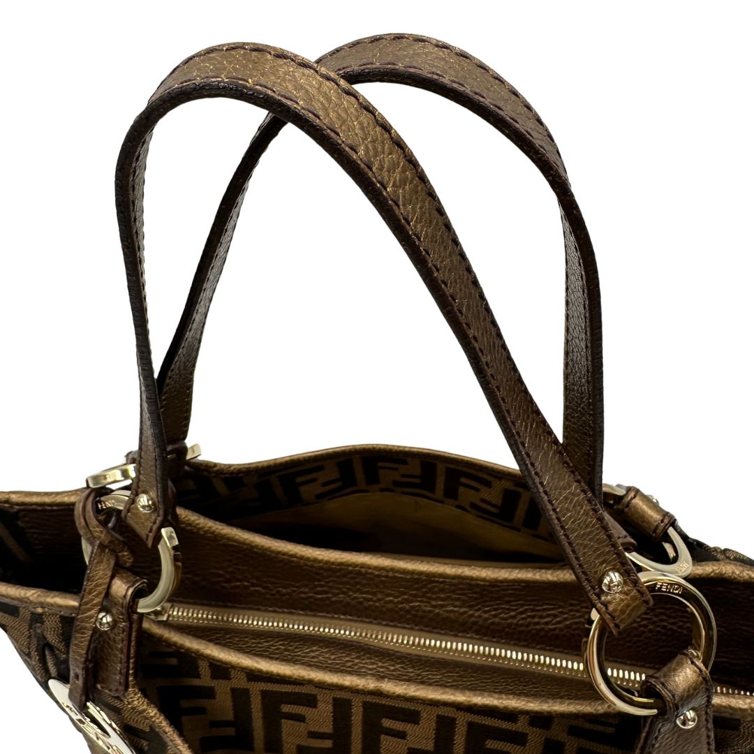 manici Shopper Fendi in tessuto trama Zucca e finiture in pelle color bronzo, di lusso, originale, ottime condizioni, usata. 