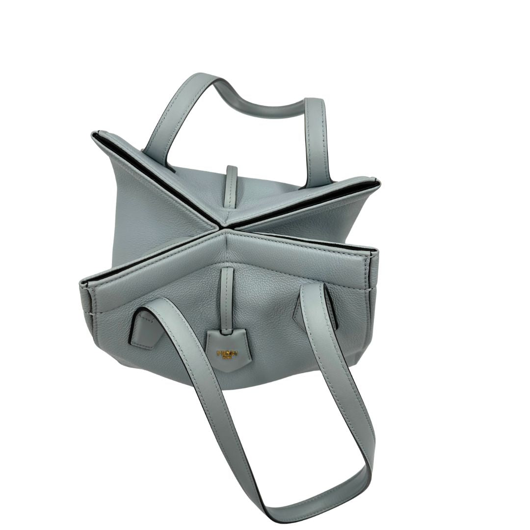 chiusura  Borsa Fendi in pelle martellata munita di 8 calamite che permettono di ripiegarla come un origami, di lusso, originale, ottime condizioni, usata. 