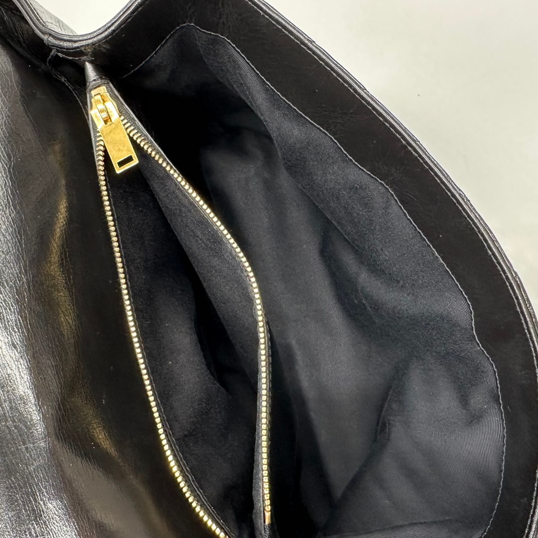 interno  Borsa Saint Laurent in pelle nera con logo Cassandre sul front, di lusso, originale, ottime condizioni, usata. 