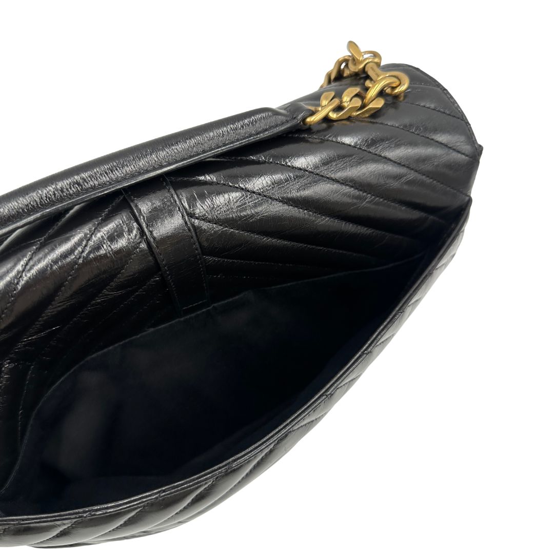 interno  Borsa Saint Laurent in pelle nera con logo Cassandre sul front, di lusso, originale, ottime condizioni, usata. 