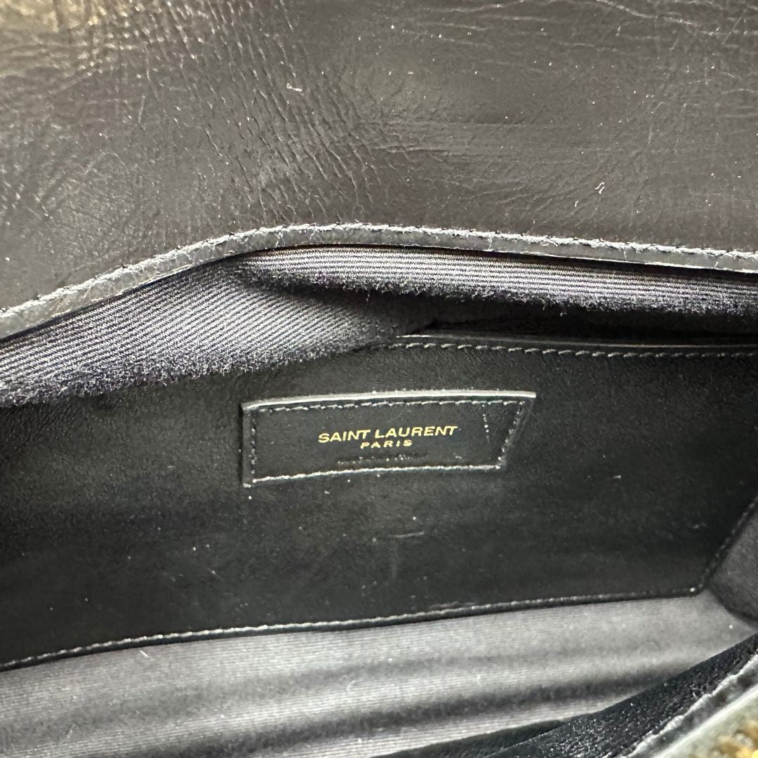 interno  Borsa Saint Laurent in pelle nera con logo Cassandre sul front, di lusso, originale, ottime condizioni, usata. 