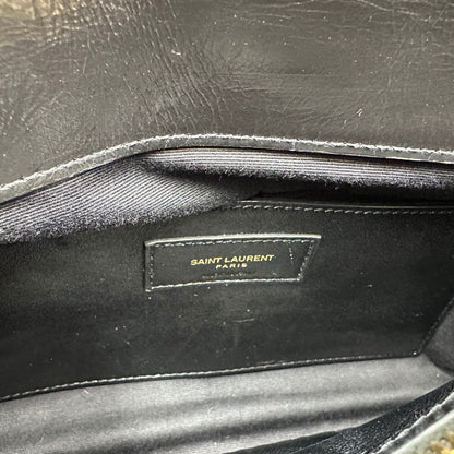 interno  Borsa Saint Laurent in pelle nera con logo Cassandre sul front, di lusso, originale, ottime condizioni, usata. 