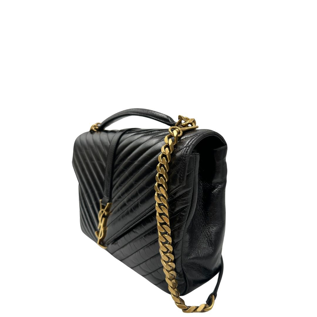 lato  Borsa Saint Laurent in pelle nera con logo Cassandre sul front, di lusso, originale, ottime condizioni, usata. 
