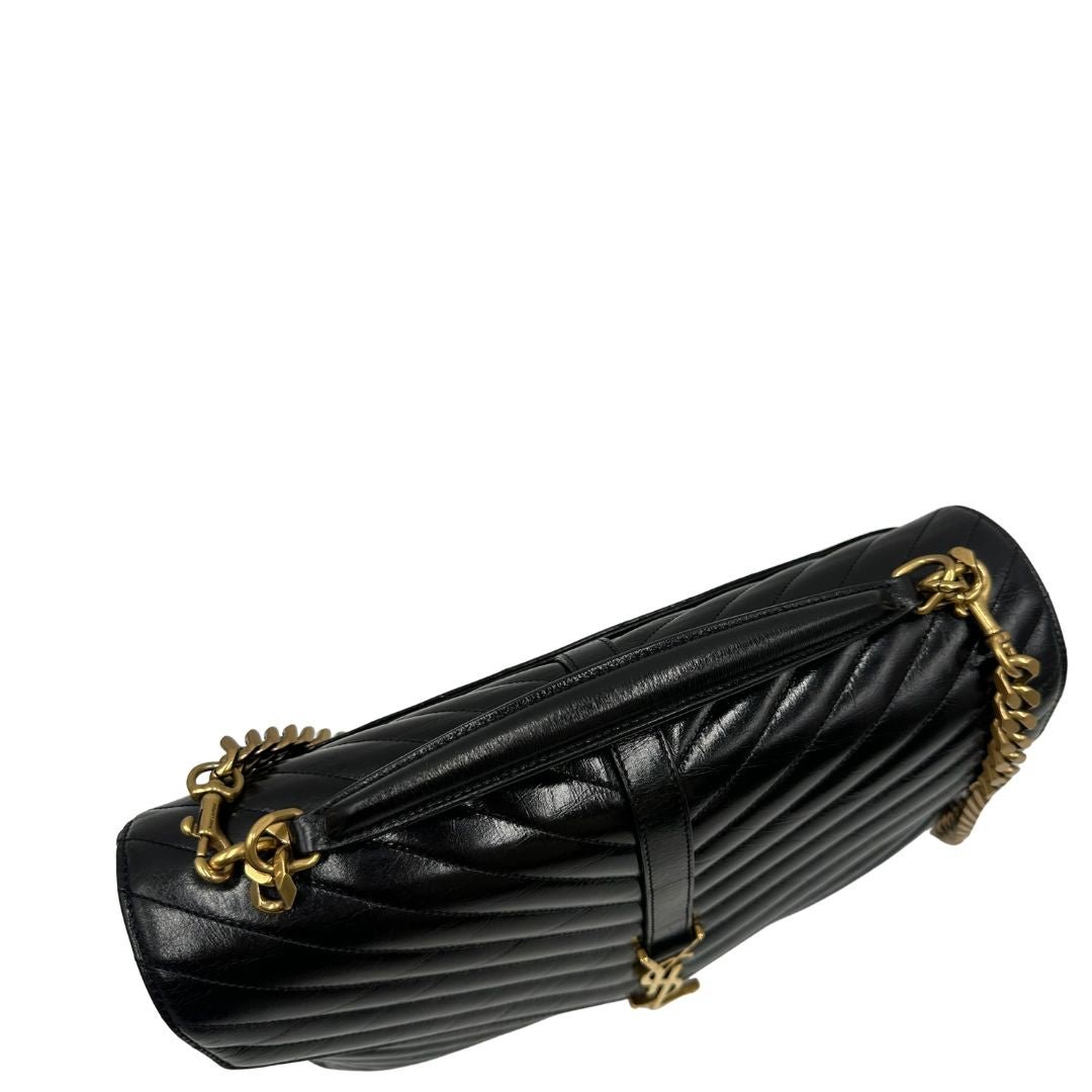 manico  Borsa Saint Laurent in pelle nera con logo Cassandre sul front, di lusso, originale, ottime condizioni, usata. 