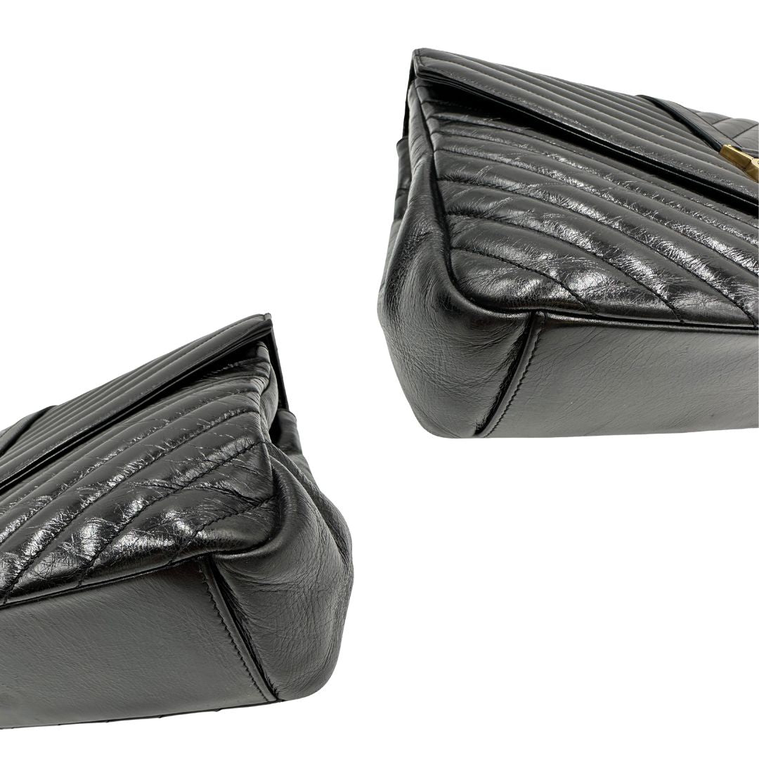 angoli  Borsa Saint Laurent in pelle nera con logo Cassandre sul front, di lusso, originale, ottime condizioni, usata. 