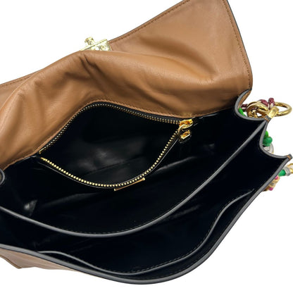 interno Borsa Prada in pelle color caramello impreziosita da charm amovibili, indossabile a tracolla o a spalla, di lusso, originale, ottime condizioni, usata. 