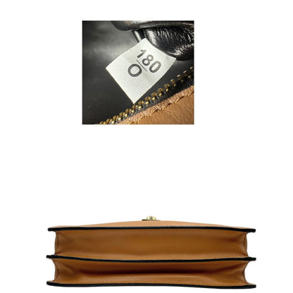 base Borsa Prada in pelle color caramello impreziosita da charm amovibili, indossabile a tracolla o a spalla, di lusso, originale, ottime condizioni, usata.