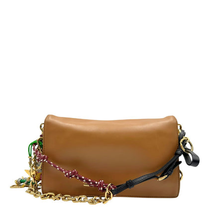 retro Borsa Prada in pelle color caramello impreziosita da charm amovibili, indossabile a tracolla o a spalla, di lusso, originale, ottime condizioni, usata. 