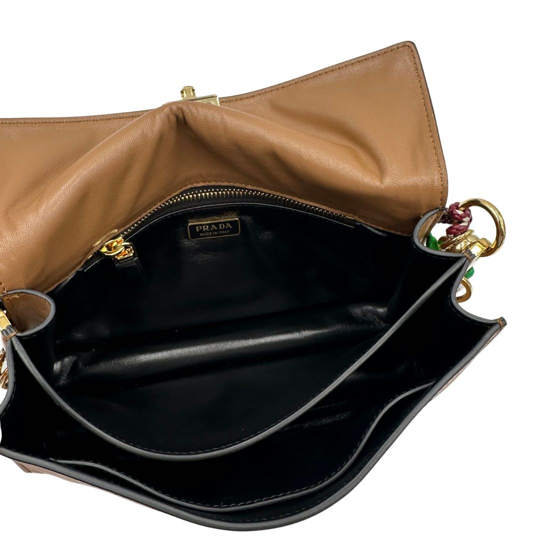 interno Borsa Prada in pelle color caramello impreziosita da charm amovibili, indossabile a tracolla o a spalla, di lusso, originale, ottime condizioni, usata. 
