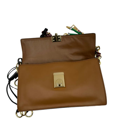 interno Borsa Prada in pelle color caramello impreziosita da charm amovibili, indossabile a tracolla o a spalla, di lusso, originale, ottime condizioni, usata. 