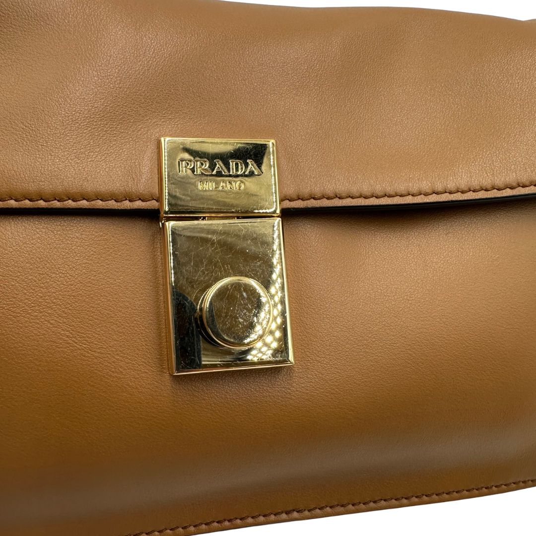 Borsa Prada in pelle color caramello impreziosita da charm amovibili, indossabile a tracolla o a spalla, di lusso, originale, ottime condizioni, usata.