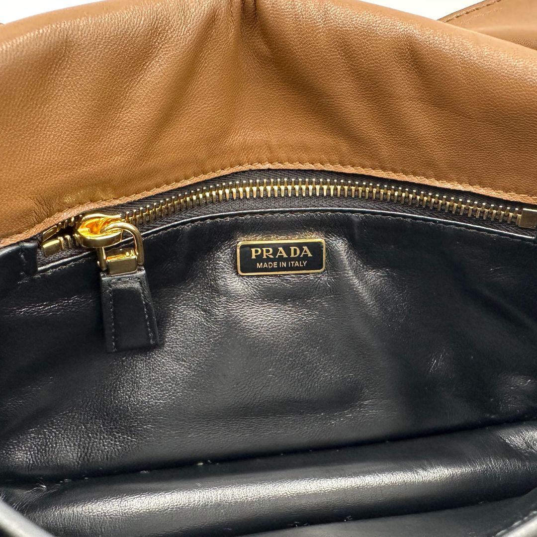 interno Borsa Prada in pelle color caramello impreziosita da charm amovibili, indossabile a tracolla o a spalla, di lusso, originale, ottime condizioni, usata. 