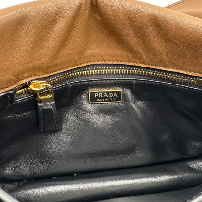 interno Borsa Prada in pelle color caramello impreziosita da charm amovibili, indossabile a tracolla o a spalla, di lusso, originale, ottime condizioni, usata. 