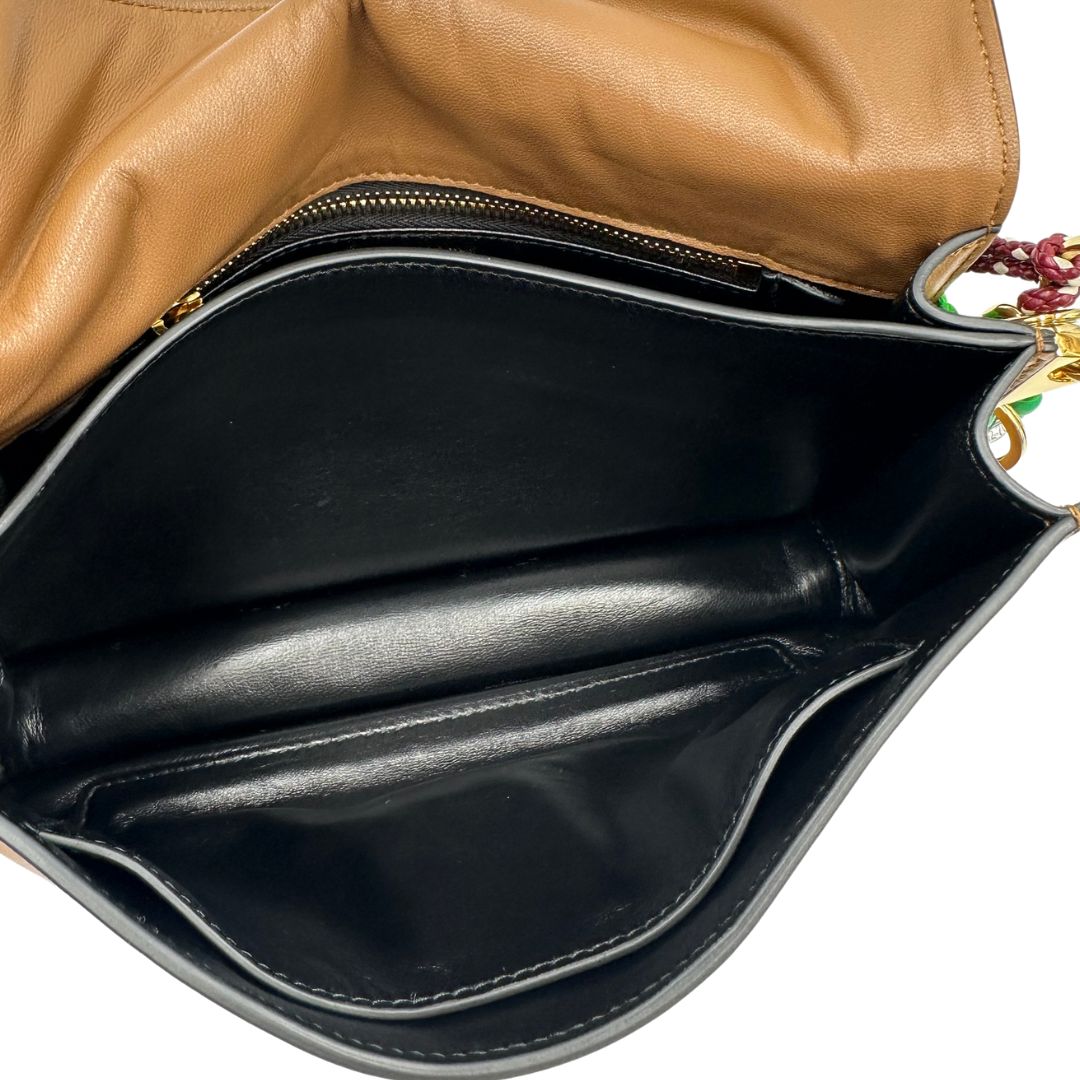 interno Borsa Prada in pelle color caramello impreziosita da charm amovibili, indossabile a tracolla o a spalla, di lusso, originale, ottime condizioni, usata. 