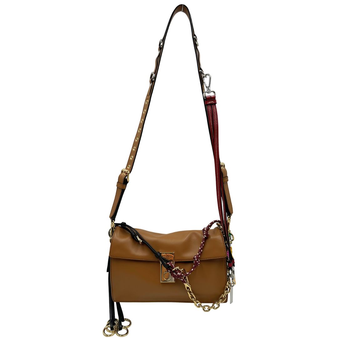 front Borsa Prada in pelle color caramello impreziosita da charm amovibili, indossabile a tracolla o a spalla, di lusso, originale, ottime condizioni, usata. 