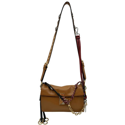 front Borsa Prada in pelle color caramello impreziosita da charm amovibili, indossabile a tracolla o a spalla, di lusso, originale, ottime condizioni, usata. 