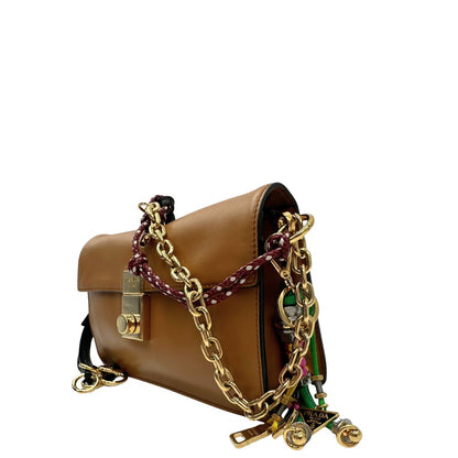 lato Borsa Prada in pelle color caramello impreziosita da charm amovibili, indossabile a tracolla o a spalla, di lusso, originale, ottime condizioni, usata. 