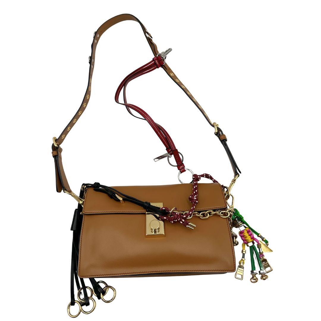 front Borsa Prada in pelle color caramello impreziosita da charm amovibili, indossabile a tracolla o a spalla, di lusso, originale, ottime condizioni, usata. 