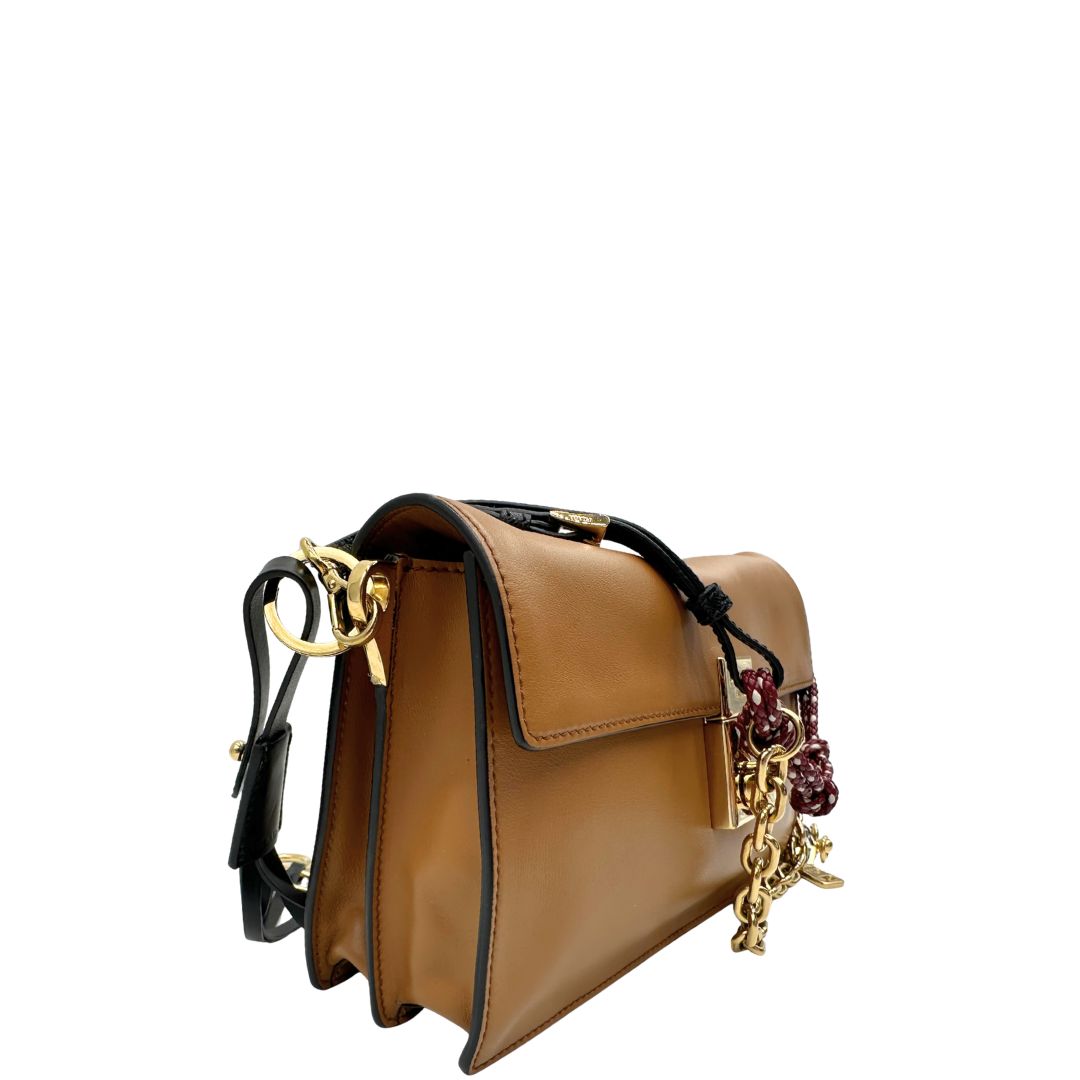 lato Borsa Prada in pelle color caramello impreziosita da charm amovibili, indossabile a tracolla o a spalla, di lusso, originale, ottime condizioni, usata. 