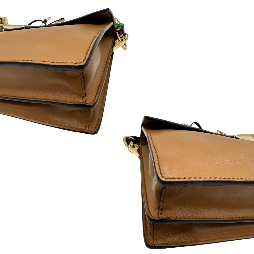 angoli Borsa Prada in pelle color caramello impreziosita da charm amovibili, indossabile a tracolla o a spalla, di lusso, originale, ottime condizioni, usata. 