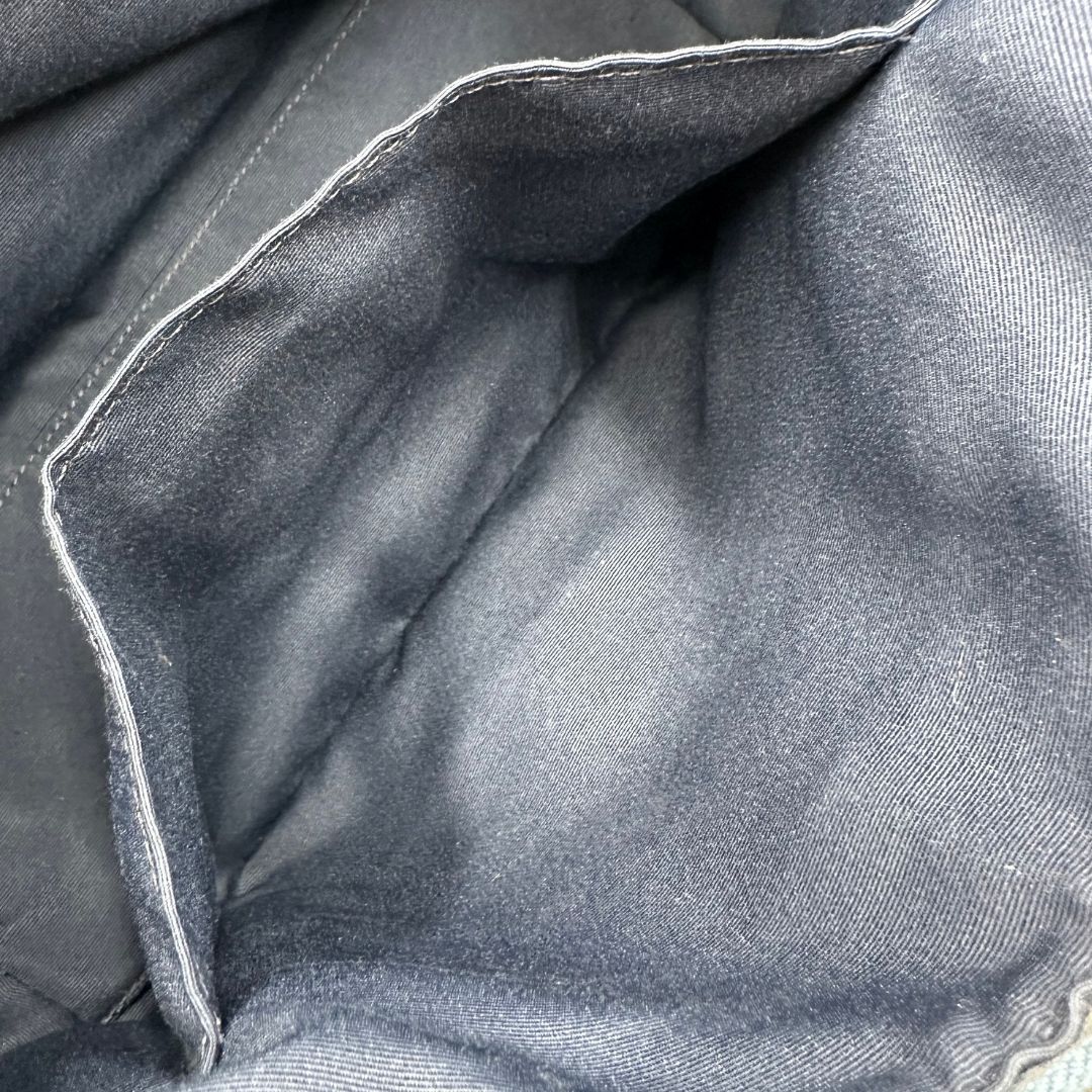 interno Borsa Coach in pelle martellata color azzurro polvere, puoi portarla comodamente a spalla, a tracolla o a mano, di lusso, originale, ottime condizioni, usata.