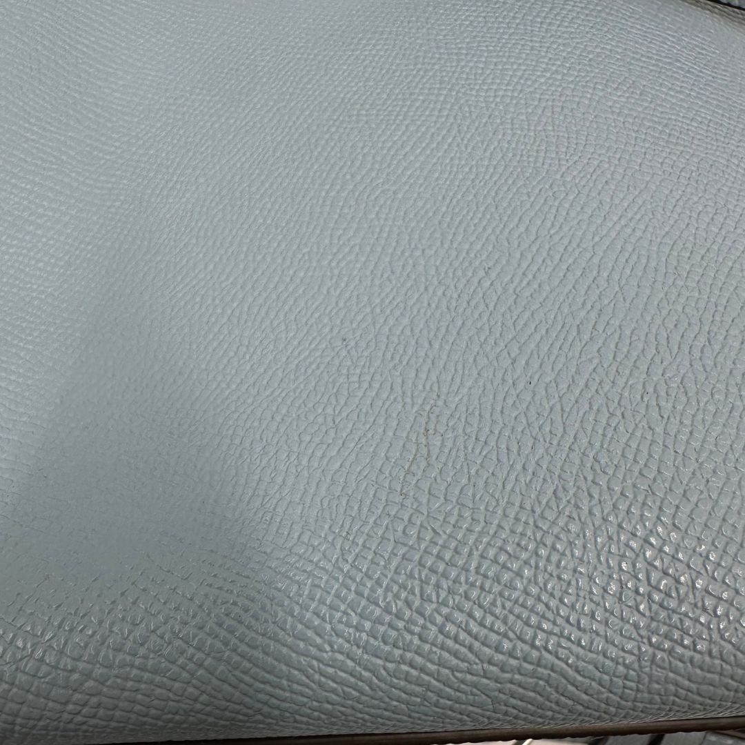 interno Borsa Coach in pelle martellata color azzurro polvere, puoi portarla comodamente a spalla, a tracolla o a mano, di lusso, originale, ottime condizioni, usata.