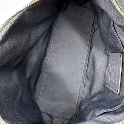 interno Borsa Coach in pelle martellata color azzurro polvere, puoi portarla comodamente a spalla, a tracolla o a mano, di lusso, originale, ottime condizioni, usata.