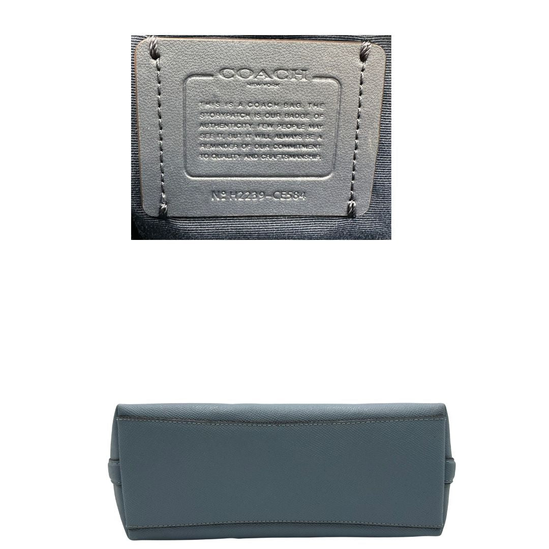 base Borsa Coach in pelle martellata color azzurro polvere, puoi portarla comodamente a spalla, a tracolla o a mano, di lusso, originale, ottime condizioni, usata. 