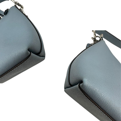 angoli Borsa Coach in pelle martellata color azzurro polvere, puoi portarla comodamente a spalla, a tracolla o a mano, di lusso, originale, ottime condizioni, usata. 