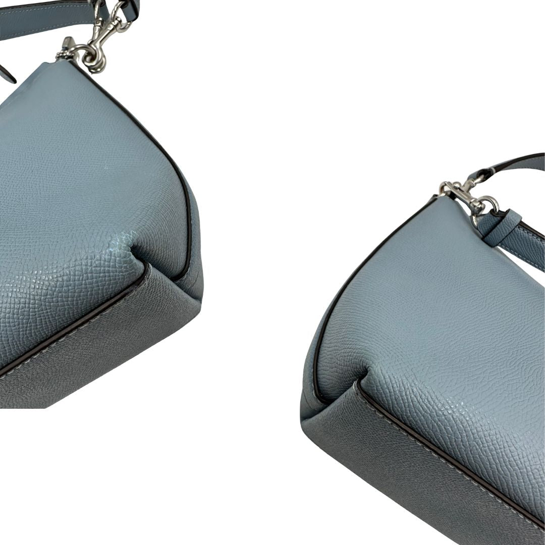 angoli Borsa Coach in pelle martellata color azzurro polvere, puoi portarla comodamente a spalla, a tracolla o a mano, di lusso, originale, ottime condizioni, usata. 