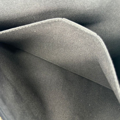 interno  Pochette Antigona Givenchy in pelle martellata nera, di lusso, originale, ottime condizioni, usata. 