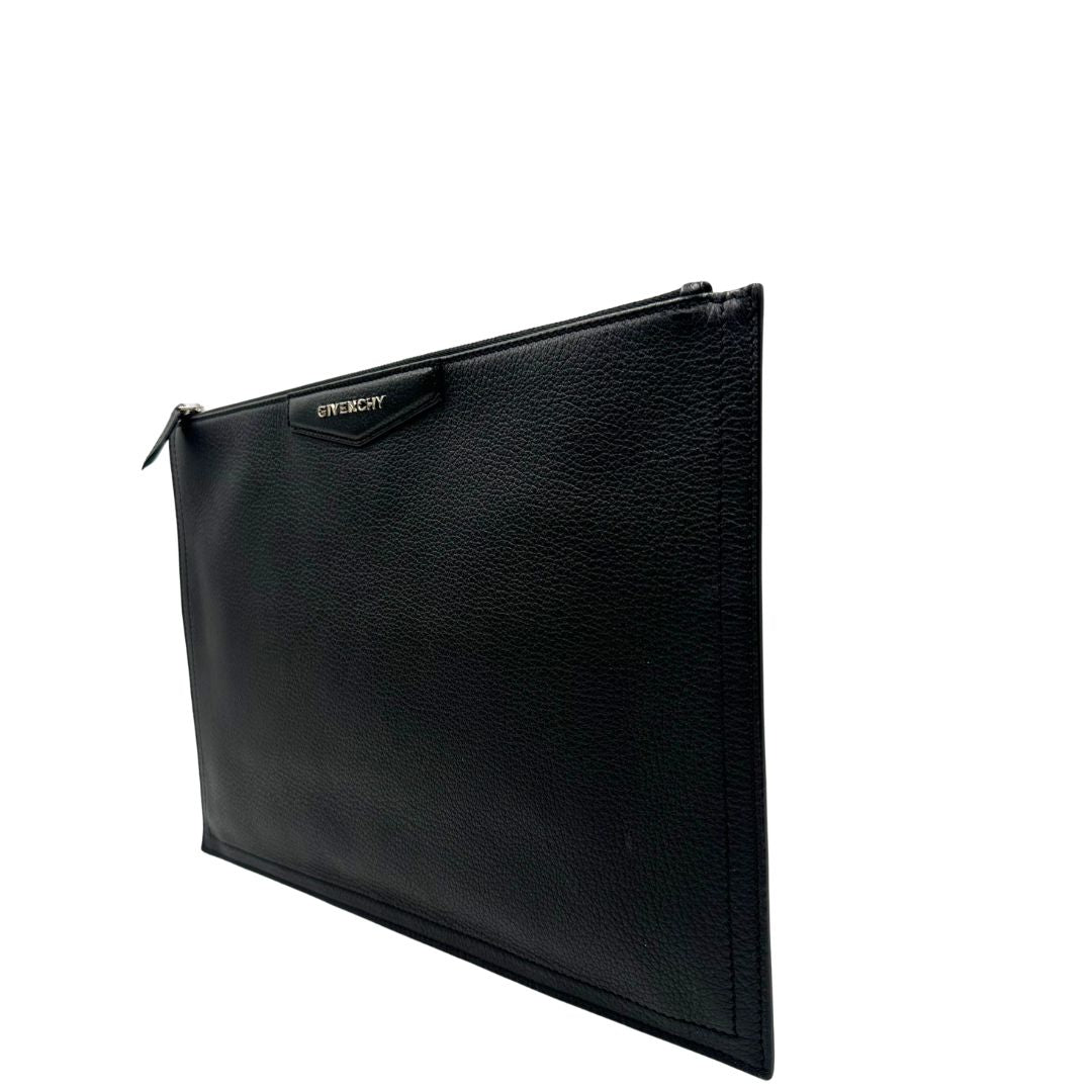 lato  Pochette Antigona Givenchy in pelle martellata nera, di lusso, originale, ottime condizioni, usata. 