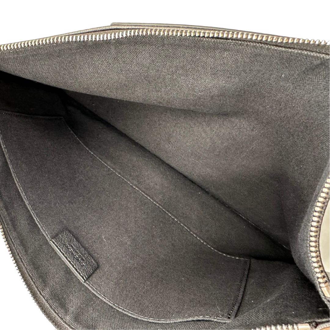interno  Pochette Antigona Givenchy in pelle martellata nera, di lusso, originale, ottime condizioni, usata. 