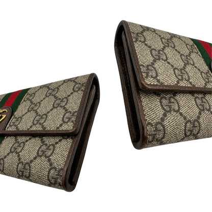 angoli Portafoglio Gucci in canvas beige GG con iconica striscia Web, sul retro presenta stampa Disney, di lusso, originale, ottime condizioni, usato. 