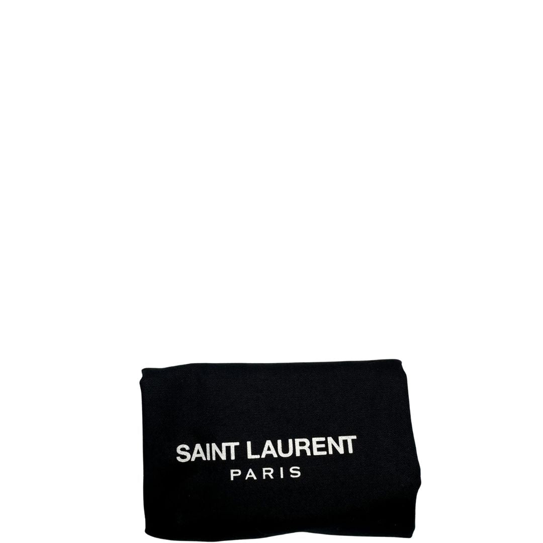 dustbag  Pochette Saint Laurent in pelle nera con iconico logo Cassandre in metallo argentato, di lusso, originale, ottime condizioni, usata.