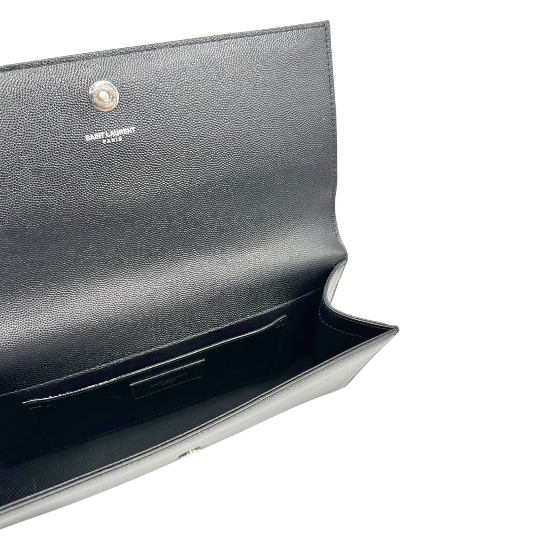  Pochette Saint Laurent in pelle nera con iconico logo Cassandre in metallo argentato, di lusso, originale, ottime condizioni, usata.