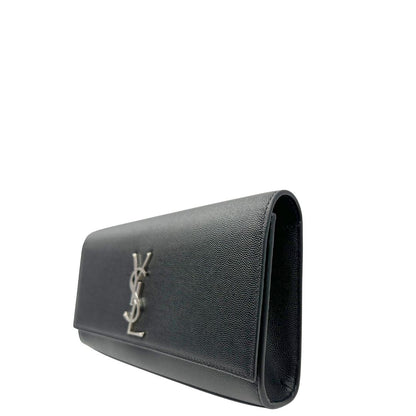 lato  Pochette Saint Laurent in pelle nera con iconico logo Cassandre in metallo argentato, di lusso, originale, ottime condizioni, usata. 