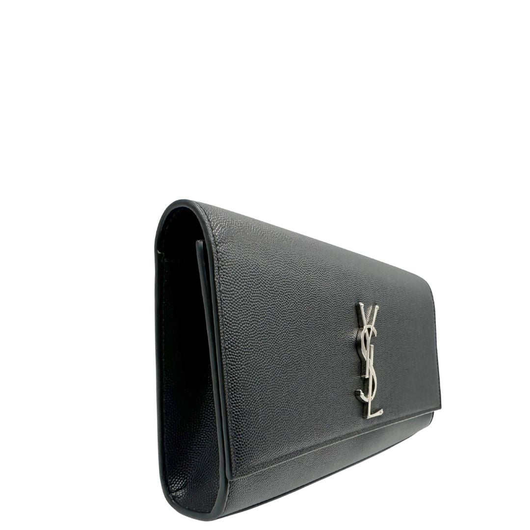 lato  Pochette Saint Laurent in pelle nera con iconico logo Cassandre in metallo argentato, di lusso, originale, ottime condizioni, usata. 