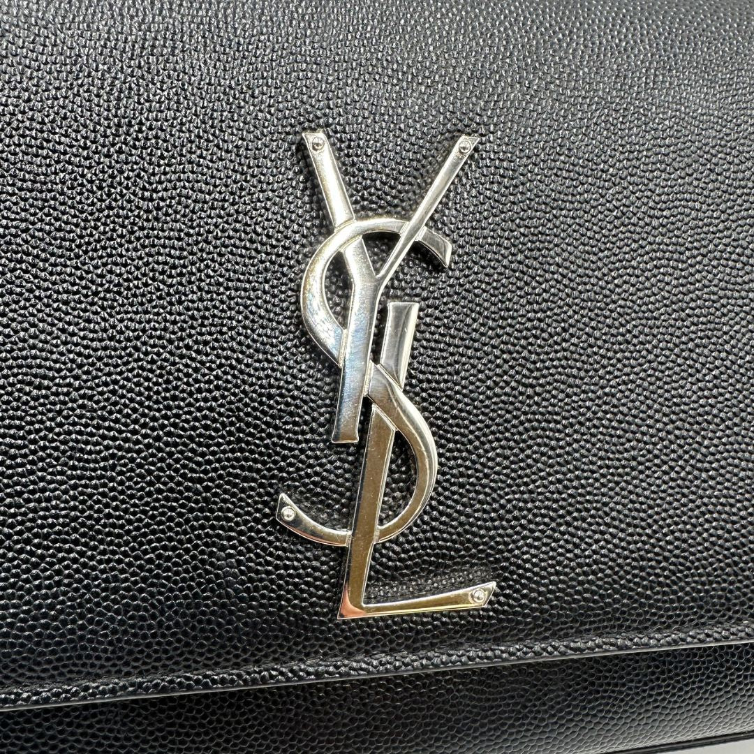 logo  Pochette Saint Laurent in pelle nera con iconico logo Cassandre in metallo argentato, di lusso, originale, ottime condizioni, usata. 