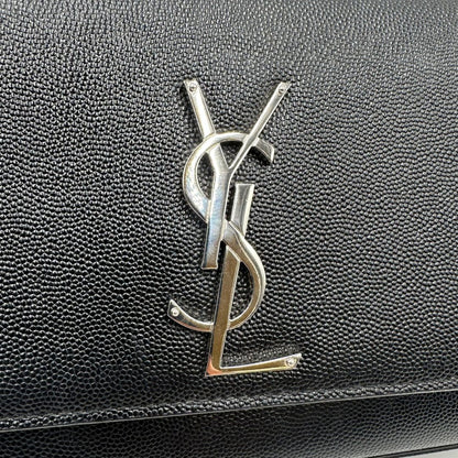 logo  Pochette Saint Laurent in pelle nera con iconico logo Cassandre in metallo argentato, di lusso, originale, ottime condizioni, usata. 