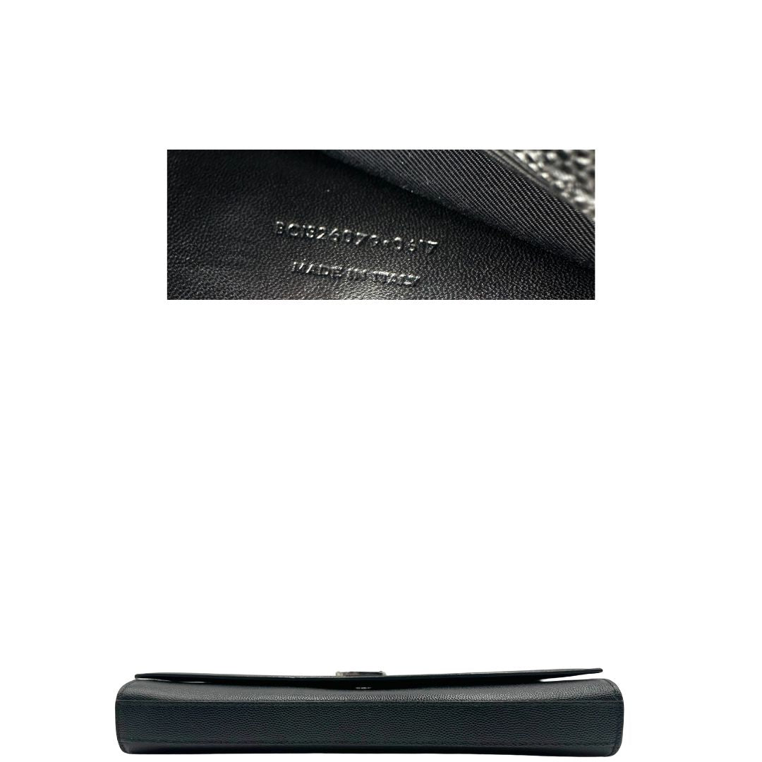 base  Pochette Saint Laurent in pelle nera con iconico logo Cassandre in metallo argentato, di lusso, originale, ottime condizioni, usata. 