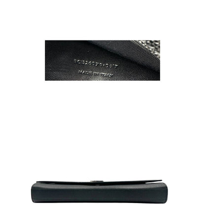 base  Pochette Saint Laurent in pelle nera con iconico logo Cassandre in metallo argentato, di lusso, originale, ottime condizioni, usata. 