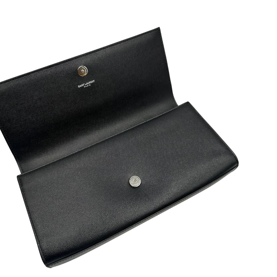  Pochette Saint Laurent in pelle nera con iconico logo Cassandre in metallo argentato, di lusso, originale, ottime condizioni, usata.