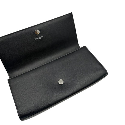  Pochette Saint Laurent in pelle nera con iconico logo Cassandre in metallo argentato, di lusso, originale, ottime condizioni, usata.
