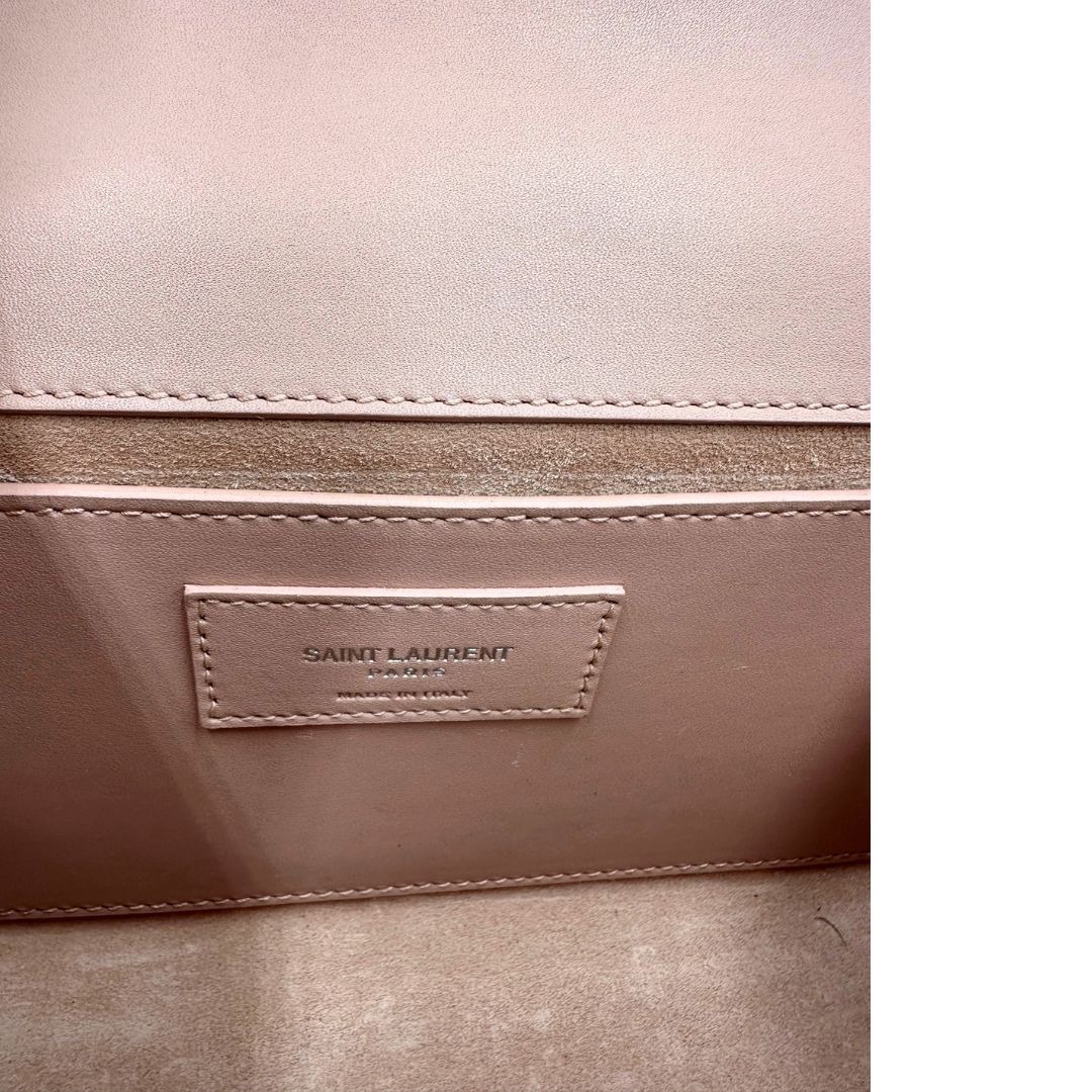 interno Borsa Saint Laurent Kate in pelle rosa con iconica nappa decorativa, di lusso, originale, ottime condizioni, usata. 