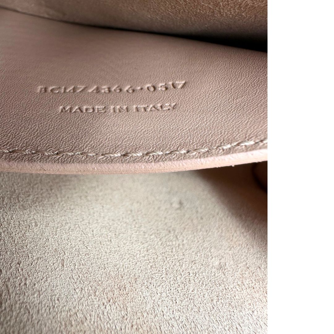 interno Borsa Saint Laurent Kate in pelle rosa con iconica nappa decorativa, di lusso, originale, ottime condizioni, usata.